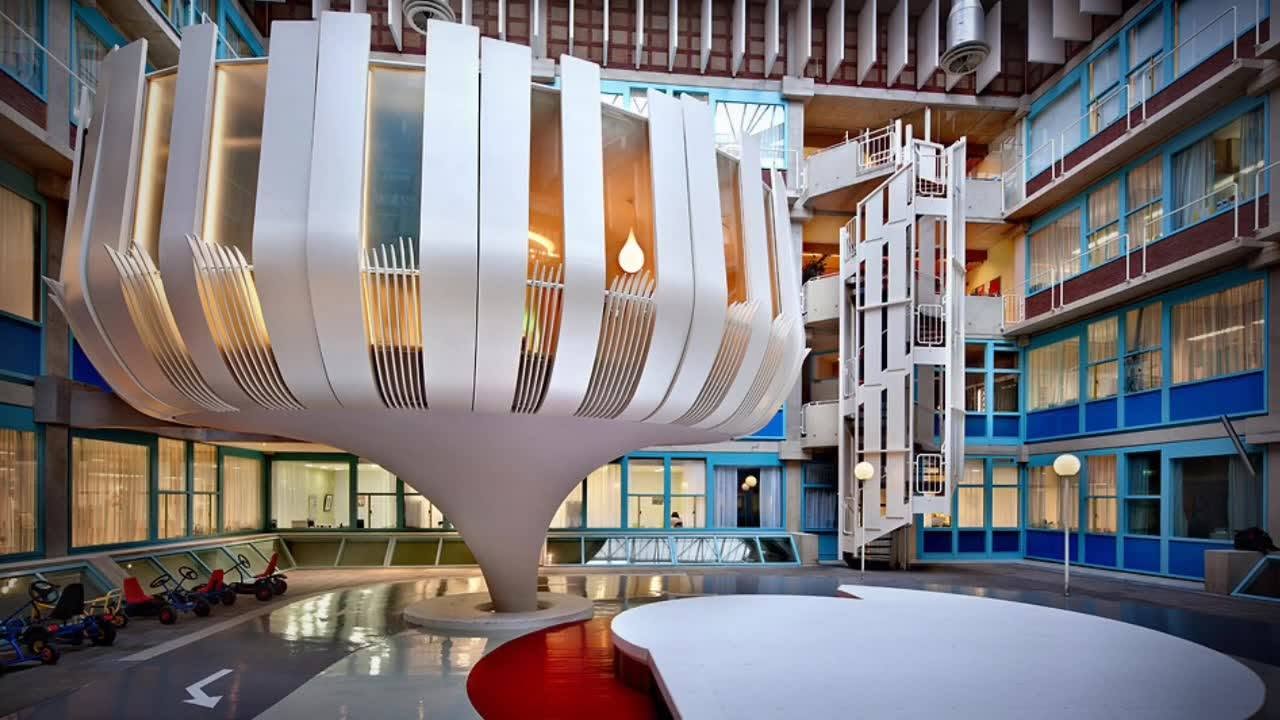 Binnenplaats van het Alzheimercentrum Amsterdam met de witte, tulpvormige constructie